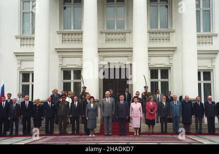 Varsovie 26.08.1993.Wizyta prezydenta Federacji Rosyjskiej Borysa Jelcyna W Polsce na zaproszenie prezydenta RP Lecha Wa³êsy (24-26.08.1993 r.).Ceremonia³ po¿egnania przed Pa³acem Belwederskim. mta PAP/Janusz MazurVarsovie 26 août 1993.Le président de la Fédération de Russie Boris Eltsine se rend en Pologne à la suite d'une invitation du président polonais Lech Walesa (du 24 au 26 août 1993).Une cérémonie d'adieu devant le palais du Belvédère. mta PAP/Janusz Mazur Banque D'Images