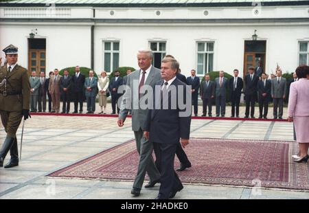 Varsovie 26.08.1993.Wizyta prezydenta Federacji Rosyjskiej Borysa Jelcyna W Polsce na zaproszenie prezydenta RP Lecha Wa³êsy (24-26.08.1993 r.).Ceremonia³ po¿egnania prisée Pa³acem Belwederskim.NZ. Prezydenci Jelcyn (L) i Wa³êsa (P). mta PAP/Janusz MazurVarsovie 26 août 1993.Le président de la Fédération de Russie Boris Eltsine se rend en Pologne à la suite d'une invitation du président polonais Lech Walesa (du 24 au 26 août 1993).Une cérémonie d'adieu devant le palais du Belvédère.Photo: Présidents Eltsine (L) et Walesa (R). mta PAP/Janusz Mazur Banque D'Images