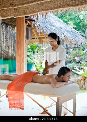 Une femme reçoit un massage fusion au centre thermal six Senses.Le massage Fusion est un soin de 80 minutes combinant la thérapie suédoise, thaïlandaise et aromatique Banque D'Images