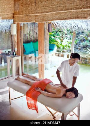 Une femme reçoit un massage fusion au centre thermal six Senses.Le massage Fusion est un soin de 80 minutes combinant la thérapie suédoise, thaïlandaise et aromatique Banque D'Images