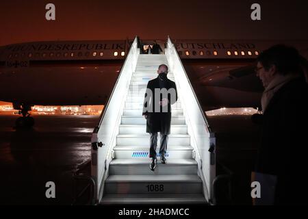 Warschau, Pologne.12th décembre 2021.Le chancelier allemand OLAF Scholz (SPD) descend la passerelle devant l'Airbus A340 de l'armée de l'air à l'aéroport Frédéric Chopin de Varsovie lors de sa visite inaugurale en Pologne.Credit: Kay Nietfeld/dpa/Alay Live News Banque D'Images
