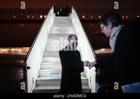 Warschau, Pologne.12th décembre 2021.Le chancelier allemand OLAF Scholz (SPD) descend le long du gangway à l'aéroport Frédéric Chopin de Varsovie, devant l'Airbus A340 de l'armée de l'air, lors de sa visite inaugurale en Pologne, et est accueilli par Arndt Freytag von Loringhoven (r), ambassadeur allemand en Pologne.Credit: Kay Nietfeld/dpa/Alay Live News Banque D'Images