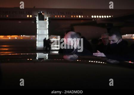 Warschau, Pologne.12th décembre 2021.Le chancelier allemand OLAF Scholz (l, SPD) entre dans la limousine d'attente à son arrivée à l'aéroport Frédéric Chopin de Varsovie.Le chancelier se rend en Pologne pour sa visite inaugurale.Credit: Kay Nietfeld/dpa/Alay Live News Banque D'Images