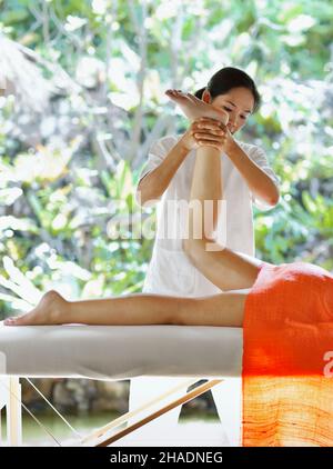 Une femme reçoit un massage combinant un massage suédois, thaïlandais et une thérapie d'arôme. Yao Noi, Thaïlande. Banque D'Images