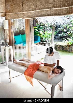 Une femme reçoit un massage combinant un massage suédois, thaïlandais et une thérapie d'arôme. Yao Noi, Thaïlande. Banque D'Images