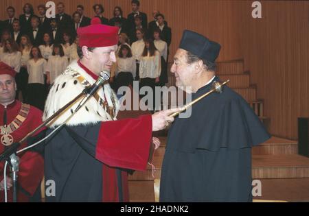 Varsovie 24.11.1993.Uniwersytet muzyczny Fryderyka Chopina, francuski flecista Jean-Pierre Rampal otrzymuje tytu³ doktora honoris causa tej uczelni.NZ. rektor uczelni, organista, kompozytor Andrzej Chorosiñski (L), Jean-Pierre Rampal (P). mw PAP/Zbigniew MatuszewskiVarsovie, le 24 novembre 1993.Le flûtiste français de renommée mondiale Jean-Pierre Rampal reçoit un doctorat honorifique de l'Université de musique Fryderyk Chopin.Photo : Fryderyk Chopin Université de musique Recteur, organiste et compositeur Andrzej Chorosinski (L), Jean-Pierre Rampal (R). mw PAP/Zbigniew Matuszewski Banque D'Images