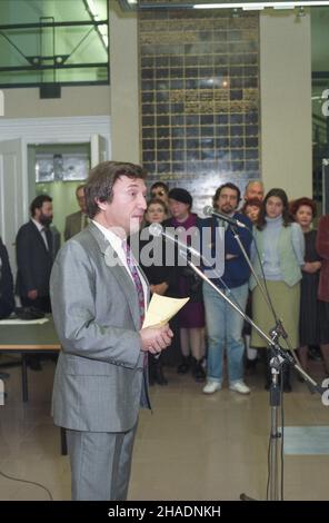 Cracovie 24.11.1993.Inauguracja dzia³alnoœci Centrum Kultury ¯ydowskiej na krakowskim Kazimierzu, W budynku dawnej modlitewni przy placu Nowym (placu ¯ydowskim).NZ. Przemawia ambasador Izraela W Polsce Gershon Zohar. mw PAP/Jacek BednarczykCracovie 24 novembre 1993.Inauguration du Centre de la culture juive dans un ancien bâtiment de la maison de prière sur la place Nowy (Zydowski) dans le quartier Kazimierz de Cracovie.Photo : l'ambassadeur d'Israël en Pologne, Gershon Zohar, parle. mw PAP/Jacek Bednarczyk Banque D'Images