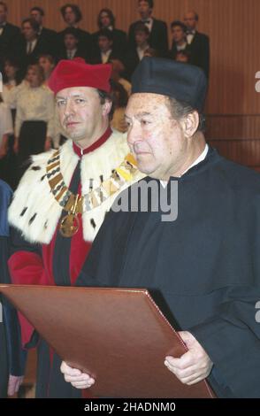 Varsovie 24.11.1993.Uniwersytet muzyczny Fryderyka Chopina, francuski flecista Jean-Pierre Rampal otrzymuje tytu³ doktora honoris causa tej uczelni.NZ. rektor uczelni, organista, kompozytor Andrzej Chorosiñski (L), Jean-Pierre Rampal (P). mw PAP/Zbigniew MatuszewskiVarsovie, le 24 novembre 1993.Le flûtiste français de renommée mondiale Jean-Pierre Rampal reçoit un doctorat honorifique de l'Université de musique Fryderyk Chopin.Photo : Fryderyk Chopin Université de musique Recteur, organiste et compositeur Andrzej Chorosinski (L), Jean-Pierre Rampal (R). mw PAP/Zbigniew Matuszewski Banque D'Images