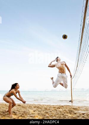 Couple jouant au Beach Volleyball à six Senses Hideaway Yao Noi, Koh Yao Noi, Thaïlande. Banque D'Images