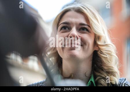 Londres, Royaume-Uni. 12 décembre 2021. Dehenna Davison, députée, politicienne du Parti conservateur, députée de Bishop Aukland depuis 2019, quitte aujourd'hui le siège de la BBC à Londres après une apparition au Andrew Marr Show. Davison co-anime également une émission diffusée le dimanche matin sur GB News. Crédit : Imageplotter/Alamy Live News Banque D'Images