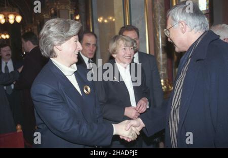 Budapazt 18.12.1993.Uroczystoœci pogrzebowe premiera Republiki Wêgierskiej Jozsefa Antalla.Polskiej delegacji, W sk³ad której wchodzili m.in. Byli premierzy Hanna Suchocka (L) i Tadeusz Mazowiecki, przewodniczy³ prezydent RP Lech Wa³êsa.Z prawej premier ministre Republiki Czeskiej Vaclav Klaus. mta PAP/Maciej Belina BrzozowskiBudapest 18 décembre 1993.Cérémonies funéraires du Premier ministre hongrois Jozsef Antall.Une délégation polonaise, composée des anciens premiers ministres Hanna Suchocka (L) et Tadeusz Mazowiecki, était conduite par le Président Lech Walesa.À droite, le Premier ministre tchèque Vaclav Klaus. Banque D'Images