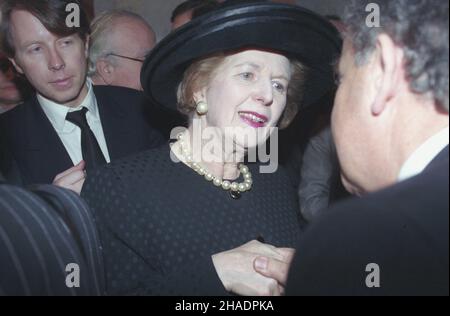 Budapazt 18.12.1993.Uroczystoœci pogrzebowe premiera Republiki Wêgierskiej Jozsefa Antalla.Polskiej delegacji, W sk³ad której wchodzili m.in. Byli premierzy Hanna Suchocka i Tadeusz Mazowiecki, przewodniczy³ prezydent RP Lech Wa³êsa.by³a premier ministre Wielkiej Brytanii Margaret Thatcher (C). mta PAP/Maciej Belina BrzozowskiBudapest 18 décembre 1993.Cérémonies funéraires du Premier ministre hongrois Jozsef Antall.Une délégation polonaise, composée des anciens premiers ministres Hanna Suchocka et Tadeusz Mazowiecki, était conduite par le Président Lech Walesa.Photo : l'ancien Premier ministre britannique Marga Banque D'Images