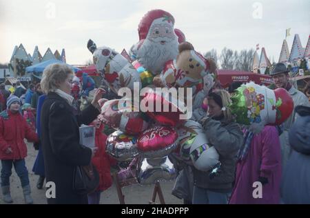 Varsovie 19.12.1993.Niedziela handlowa W stolicy przed œwiêtami Bo¿ego Narodzenia.NZ. Kiermasz na placu Marsza³ka Józefa Pi³sudskiego. mta PAP/Zbigniew MatuszewskiVarsovie 19 décembre 1993.Shopping le dimanche avant Noël.Photo : une foire dans la place du maréchal Jozef Pilsudski. mta PAP/Zbigniew Matuszewski Banque D'Images