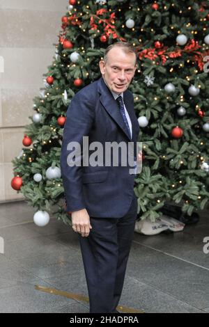 Londres, Royaume-Uni.12th décembre 2021.Andrew Marr, journaliste, présentateur et diffuseur britannique, quitte le siège de la BBC à Londres après avoir présenté le Andrew Marr Show.Marr a récemment annoncé qu'il allait quitter la BBC à la fin de cette année crédit: Imagetraceur/Alamy Live News Banque D'Images