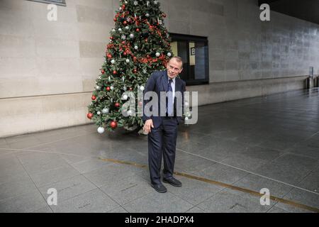 Londres, Royaume-Uni.12th décembre 2021.Andrew Marr, journaliste, présentateur et diffuseur britannique, quitte le siège de la BBC à Londres après avoir présenté le Andrew Marr Show.Marr a récemment annoncé qu'il allait quitter la BBC à la fin de cette année crédit: Imagetraceur/Alamy Live News Banque D'Images