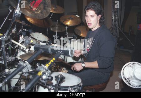 Varsovie 04.02.1994.Próba przed koncertem W Sali Kongresowej Pa³acu Kultury i Nauki amerykañskiego zespo³u jazowo-rockowego Spyro Gyra.NZ.Joel Rosenblatt (perkusja). msa PAP/Adam UrbanekVarsovie, Pologne, le 04 février 1994.Joel Rosenblatt, membre de Spyro Gyra, un groupe de jazz fusion américain, joue à la batterie pendant la répétition avant le concert dans la salle de congrès du Palais des Sciences et de la Culture de Varsovie.PAP/ADAM URBANEK Banque D'Images