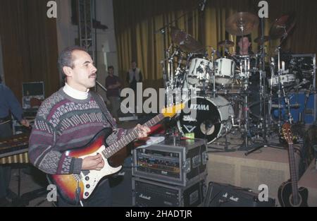 Varsovie 04.02.1994.Próba przed koncertem W Sali Kongresowej Pa³acu Kultury i Nauki amerykañskiego zespo³u jazowo-rockowego Spyro Gyra.NZ.Julio Fernandez (gitara). msa PAP/Adam UrbanekVarsovie, Pologne, le 04 février 1994.Julio Fernandez, membre de Spyro Gyra, un groupe de jazz fusion américain, joue de la guitare pendant la répétition avant le concert dans la salle de congrès du Palais des Sciences et de la Culture de Varsovie.PAP/ADAM URBANEK Banque D'Images