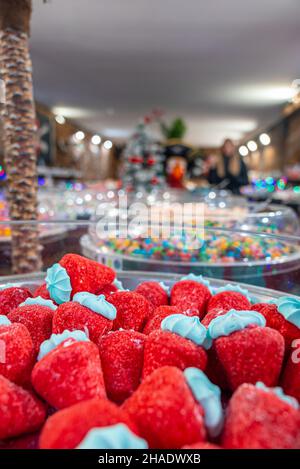 Pains d'épices, bonbons et noix sur un marché de Noël Banque D'Images