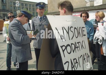 Varsovie 29.04.1994.Pikieta prisée gmachem Ministerstwa Finansów zorganizowana przez organizacjê centroprawicow¹ Stowarzyszenie M³odzi Demokraci z okazji Dnia Obrony Podatnika.NZ. Policja spisuje demontantów. mw PAP/Teodor walczakVarsovie 29 avril 1994.Un piquet devant le ministère des Finances organisé par l'Association des jeunes démocrates de centre-droit à l'occasion de la Journée des contribuables.Photo : police enregistrant les manifestants. mw PAP/Teodor Walczak Banque D'Images