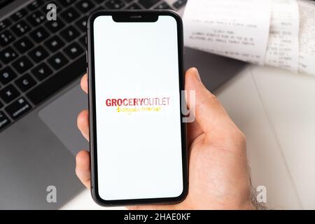 Application mobile de la chaîne de supermarchés dans un smartphone.Achat en ligne avec un ordinateur portable et un smartphone.Novembre 2021, San Francisco, États-Unis Banque D'Images