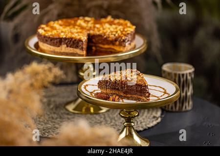Délicieux gâteau au chocolat recouvert de caramel salé et de noix Banque D'Images