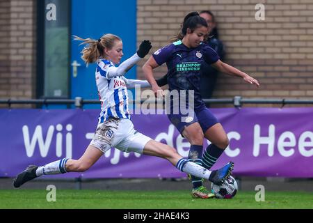 HEERENVEEN, PAYS-BAS - DÉCEMBRE 12: Jet van der Veen de SC Heerenveen, Naomi Pattiwael de PSV pendant le match Pure Energie Eredivisie Vrouwen entre SC Heerenveen et PSV au Sportpark Skoatterwâld le 12 décembre 2021 à Heerenveen, pays-Bas (photo par Pieter van de Wouder) Banque D'Images