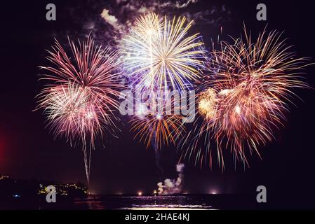 Feux d'artifice avec silhouettes de personnes dans un événement de vacances.feux d'artifice du nouvel an sur la plage.Les voyageurs et les gens célèbrent le nouvel an à Kamala Beach Banque D'Images