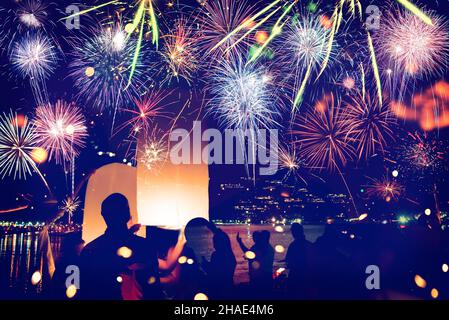 Feux d'artifice avec silhouettes de personnes dans un événement de vacances.feux d'artifice du nouvel an sur la plage.Les voyageurs et les gens célèbrent le nouvel an à Kamala Beach Banque D'Images