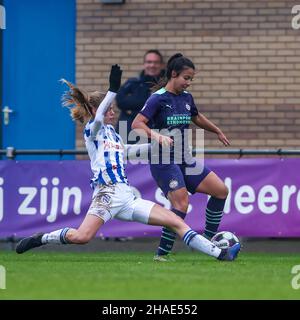 HEERENVEEN, PAYS-BAS - DÉCEMBRE 12: Jet van der Veen de SC Heerenveen, Naomi Pattiwael de PSV pendant le match Pure Energie Eredivisie Vrouwen entre SC Heerenveen et PSV au Sportpark Skoatterwâld le 12 décembre 2021 à Heerenveen, pays-Bas (photo par Pieter van de Wouder) Banque D'Images