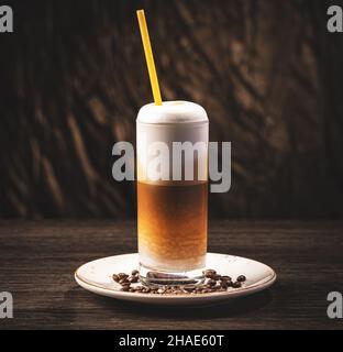 Boisson au café avec mousse de lait fouettée dans un verre long transparent Banque D'Images