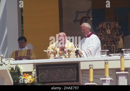 Cracovie 08.06.1997.Szósta pielgrzymka Ojca Œwiêtego Jana Paw³a II do Polski.Poranna Msza œw. Celebana przez Ojca Œwiêtego na krakowskich B³oniach.Z prawej Mistz Papieskich Ceremonii Liturgicznych ksi¹dz Piero Marini. mw PAP/Grzegorz RogiñskiCracovie, le 8 juin 1997.Sixième pèlerinage du Pape Jean-Paul II en Pologne.Le pape célèbre une Messe du matin sur la commune de Cracovie.A gauche Maître des Célébrations liturgiques papale Piero Marini. mw PAP/Grzegorz Roginski Banque D'Images