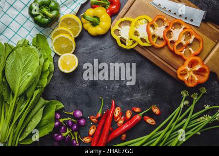 Nourriture saine sélection de nourriture propre.Herbes et épices divers légumes biologiques placés sur la table.Matières premières de préparation de la cuisson. Banque D'Images