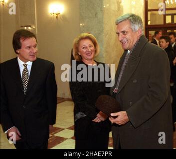 Varsovie, 1997-11-20.Premier ministre Jerzy Buzek na przedstawieniu Nocy Listopwadoj W Teatrze Narodowym.NZ. Dyr. Generalny Teatru Narodowego Janusz Piekiewicz (1L) z ¿on¹ Barbar¹ (C) i premier ministre Jerzy Buzek (1P). pp PAP/CAF/Radek Pietruszka Banque D'Images