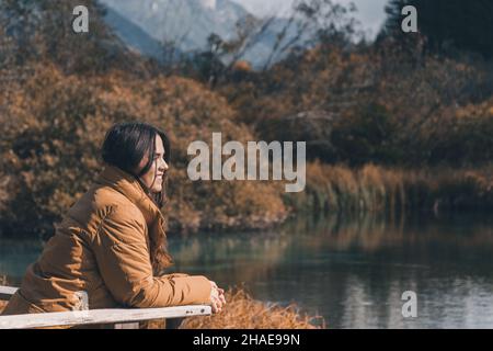 Une jeune femme admirant une belle nature automnale à la réserve naturelle de Zelenci en Slovénie Banque D'Images