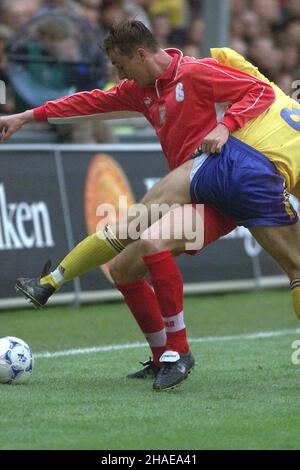 Sztokholm, Szwecja, 10.10.1999.Polska przegra³a 9 bm. w Sztokholmie ze Szwecj¹ 0:2 W meczu eliminacyjnym pi³karskich mistrzostw Europy.N/z: Tomasz Hajto (L) W pojedynku z pi³karzem Johann Mjallby'm (P).(gj/kru) PAP/Przemek WierzchowskiStockholms, Suède, 10.10.1999.Pologne vs. Suède, match de compétition dans le championnat d'Europe de football, 0:2.Photo : le polonais Tomasz Hajto (L) et le suédois Johan Mjallby (R).(kru) PAP/Przemek Wierzchowski Banque D'Images