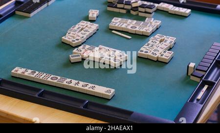 Beaucoup de tuiles de Mahjong sur le terrain de jeu.Un jeu asiatique antique appelé Mahjong comme une façon de passer votre temps libre avec joie et d'obtenir un peu de plaisir.Mahjong t Banque D'Images