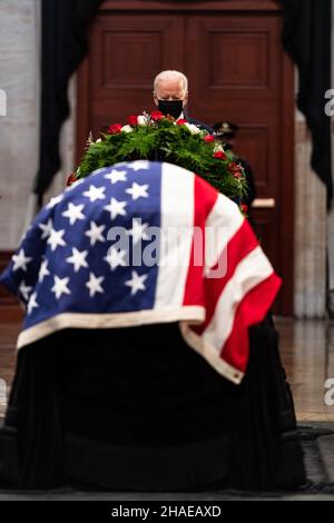 Washington, États-Unis d'Amérique.09th décembre 2021.Washington, États-Unis d'Amérique.09 décembre 2021.Le président américain Joe Biden dépose une couronne dans le cercueil à pavillon d'un ancien combattant de la Seconde Guerre mondiale et de l'ancien sénateur Robert Dole, lors d'un service commémoratif à la rotonde du Capitole des États-Unis, le 9 décembre 2021 à Washington,Le sénateur Dole de DC est décédé à l'âge de 98 ans après une vie de service à la nation.Crédit : Sgt.Zachery Perkins/États-UnisArmée/Alamy Live News Banque D'Images