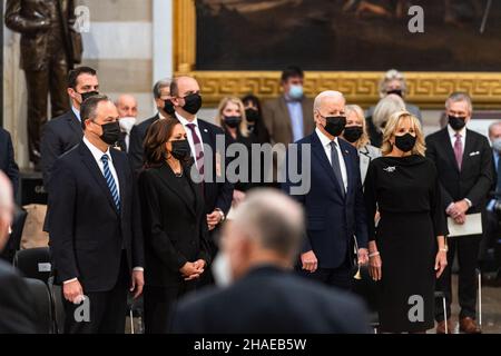 Washington, États-Unis d'Amérique.09th décembre 2021.Washington, États-Unis d'Amérique.09 décembre 2021.Le président américain Joe Biden, la première dame Jill Biden se réunissent avec le vice-président Kamala Harris et le deuxième monsieur Doug Emhoff lors d'un service commémoratif pour un ancien combattant de la Seconde Guerre mondiale et ancien sénateur Robert Dole, à la rotonde du Capitole des États-Unis, le 9 décembre 2021 à Washington,Le sénateur Dole de DC est décédé à l'âge de 98 ans après une vie de service à la nation.Crédit : Sgt.Zachery Perkins/États-UnisArmée/Alamy Live News Banque D'Images