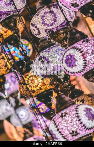 Lampes et lanternes marocaines ou turques en mosaïque ; mise au point sélective Banque D'Images