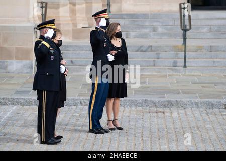 Washington, États-Unis d'Amérique.10th décembre 2021.Washington, États-Unis d'Amérique.10 décembre 2021.Le président des chefs d'état-major interarmées des États-Unis, le général Mark Milley, et le Maj. Garrett Beer rendent hommage,Alors que l'ancienne sénatrice Elizabeth Dole et la fille Robin Dole regardent la garde d'honneur des Forces armées porter le dossier à couvert de drapeau de l'ancien combattant de la Seconde Guerre mondiale et de l'ancien sénateur Robert Dole sur les marches du Capitole des États-Unis, le 10 décembre 2021 à Washington,Le sénateur Dole de DC est décédé à l'âge de 98 ans après une vie de service à la nation.Crédit : Laura Buchta/États-UnisArmée/Alamy Live News Banque D'Images