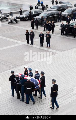 Washington, États-Unis d'Amérique.10th décembre 2021.Washington, États-Unis d'Amérique.10 décembre 2021.Les dirigeants du Congrès saluent alors que les gardes d'honneur des Forces armées américaines portent le cercueil de drapeau de l'ancien combattant de la Seconde Guerre mondiale et ancien sénateur Robert Dole sur les marches du Capitole des États-Unis, le 10 décembre 2021 à Washington, DC le sénateur Dole est décédé à l'âge de 98 ans après une vie de service à la nation.Crédit : Sgt.Kevin Roy/États-UnisArmée/Alamy Live News Banque D'Images