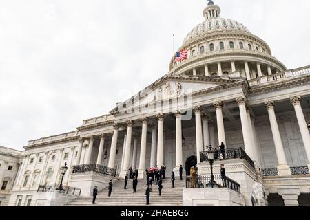 Washington, États-Unis d'Amérique.10th décembre 2021.Washington, États-Unis d'Amérique.10 décembre 2021.Un garde d'honneur des Forces armées porte les restes de l'ancien combattant de la Seconde Guerre mondiale et ancien sénateur Robert Dole sur les marches du Capitole des États-Unis, le 10 décembre 2021 à Washington, DC le sénateur Dole est mort à l'âge de 98 ans après une vie de service à la nation.Crédit : Sgt.Zachery Perkins/États-UnisArmée/Alamy Live News Banque D'Images