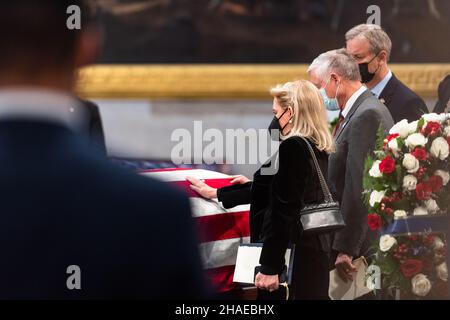 Washington, États-Unis d'Amérique.09th décembre 2021.Washington, États-Unis d'Amérique.09 décembre 2021.Les membres du Congrès considèrent le rôle drapé du drapeau de l'ancien combattant de la Seconde Guerre mondiale et de l'ancien sénateur Robert Dole comme il se trouve dans l'État à la rotonde du Capitole des États-Unis, le 9 décembre 2021 à Washington, DC le sénateur Dole est décédé à l'âge de 98 ans après une vie de service à la nation.Crédit: SPC.Zachery Perkins/États-UnisArmée/Alamy Live News Banque D'Images