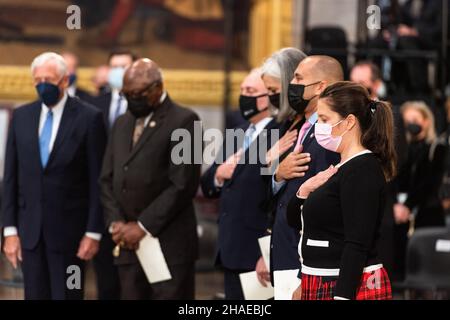 Washington, États-Unis d'Amérique.09th décembre 2021.Washington, États-Unis d'Amérique.09 décembre 2021.Les membres du Congrès considèrent le rôle drapé du drapeau de l'ancien combattant de la Seconde Guerre mondiale et de l'ancien sénateur Robert Dole comme il se trouve dans l'État à la rotonde du Capitole des États-Unis, le 9 décembre 2021 à Washington, DC le sénateur Dole est décédé à l'âge de 98 ans après une vie de service à la nation.Crédit: SPC.Zachery Perkins/États-UnisArmée/Alamy Live News Banque D'Images