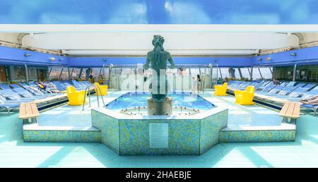 Vue sur la piscine intérieure du bateau de croisière Costa Fortuna au terminal portuaire de Civitavecchia, port de Rome, Italie, le 1 mai 2019. Banque D'Images