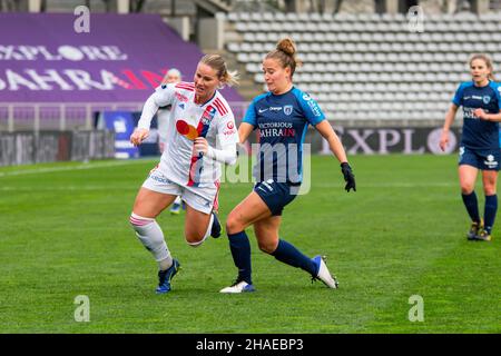 Amandine Henry de l'Olympique Lyonnais et Thea Greboval du FC Paris se battent pour le ballon lors du championnat féminin de France D1 Arkema football match entre le FC Paris et l'Olympique Lyonnais le 12 décembre 2021 au stade de Charlety à Paris, France - photo: Melanie Laurent/DPPI/LiveMedia Banque D'Images