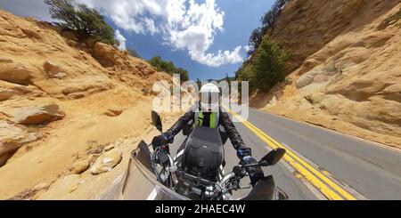 Moto en tournée sur Maricopa Highway en Californie, États-Unis Banque D'Images