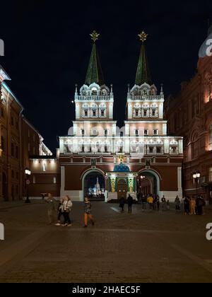 MOSCOU, RUSSIE - 02 septembre 2020 : un cliché vertical de la chapelle Iverskaya Chasovnya à Moscou avec des touristes autour de lui la nuit Banque D'Images