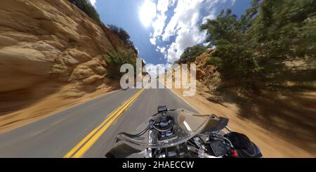 Moto en tournée sur Maricopa Highway en Californie, États-Unis Banque D'Images