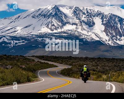 Excursions en moto sur la route du bassin du lac Mono avec la chaîne de montagnes de la Sierra en arrière-plan Banque D'Images